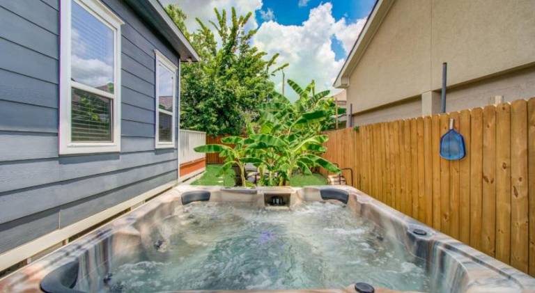 Vacation home with hot tub & yard — photo 5