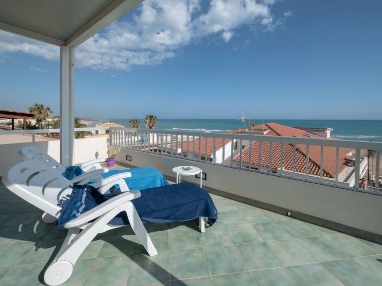 Holiday apartment with patio & grill — photo 3