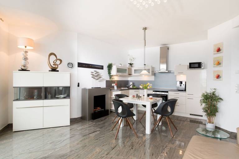 Strand-Oase: Luxuriöse Ferienwohnung mit Boxspringbett und Infrarotkabine in Binz