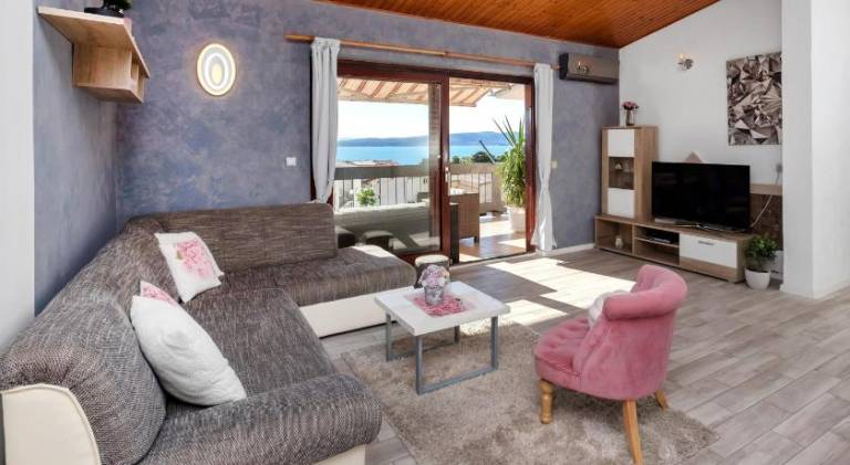 Apartment with grill, garden & patio in Brela