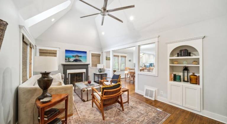 3 bed, office, hot tub, 2 min to Cherry St — photo 3