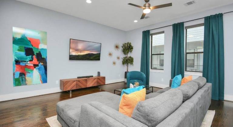 Skyline Views - Sleeps 10 Home Near Downtown — photo 2