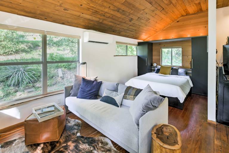 2 Mi to Dtwn: Pet-Friendly Austin Studio w/ Yard — photo 5
