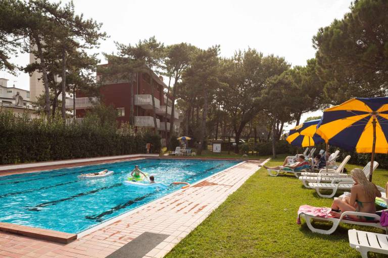 Rental apartment with garden, pool & terrace — photo 5