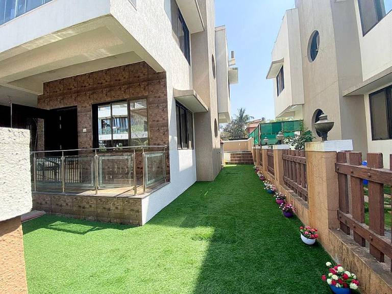 Bungalow with pool in Khandala