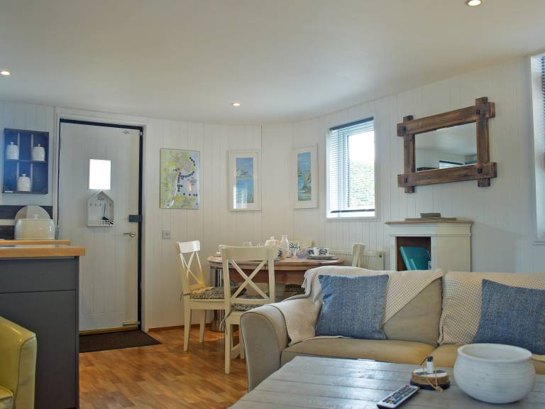 Cottage with yard — photo 2