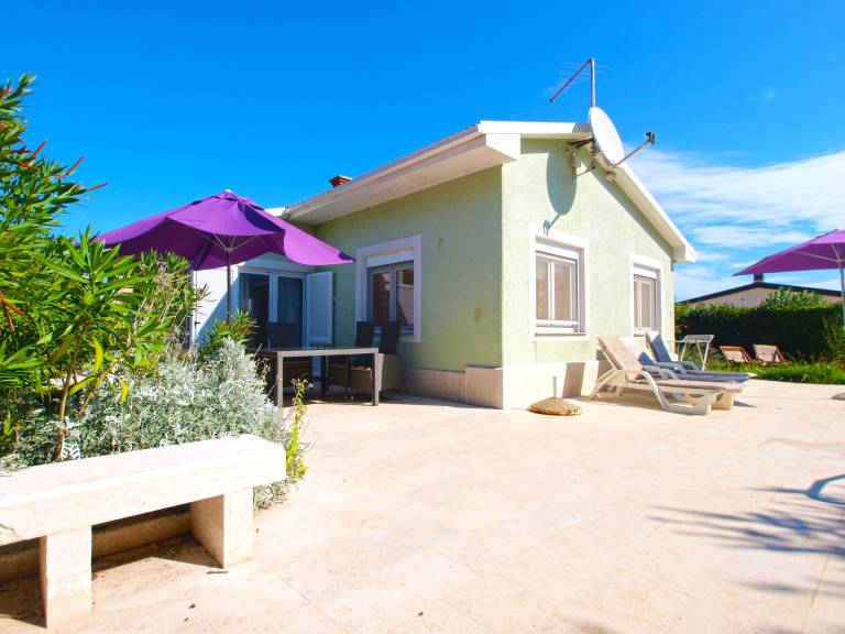 Vacation home with grill, pool & patio — photo 2