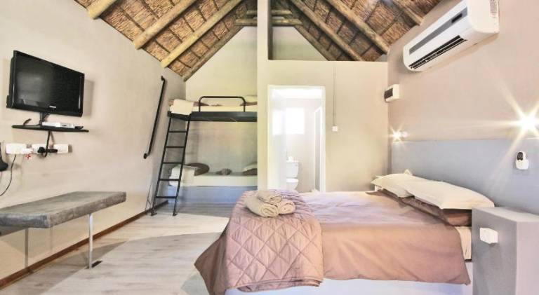 Lodge with pool, grill & yard in Nama Khoi