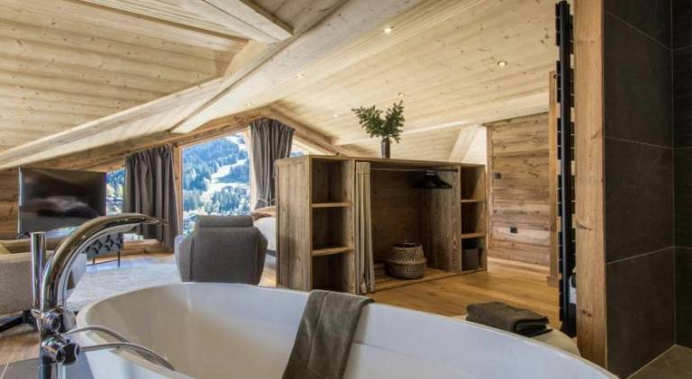 Chalet with jacuzzi — photo 3