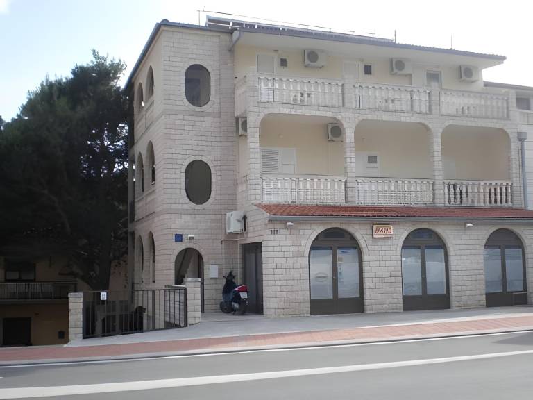 Holiday apartment with yard, terrace & barbeque | Beach nearby | Pets allowed in Tucepi