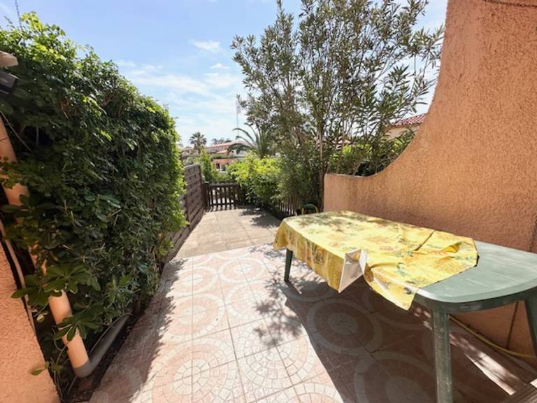 Provençal Apartment with Parking and Pets Allowed, 700m from Beach in Torreilles