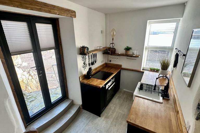 Seafront Cottage - Beach Access - Pet Friendly — photo 3