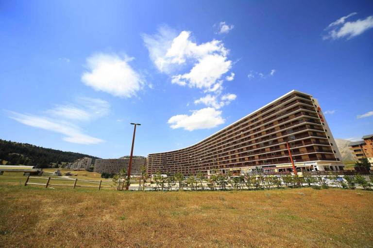 At the foot of shops, 3rd floor, view mountain, balcony, tv, 27m², Superdévoluy in Gap
