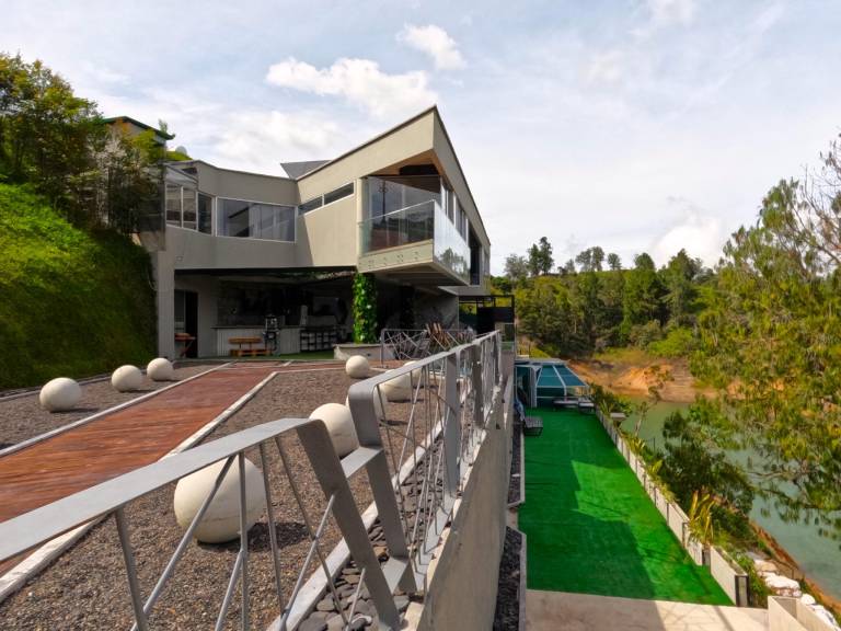 The ELeMYNT Suites Boutique in Guatapé