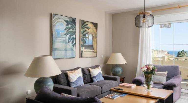 Mediterranean apt with seaview, 365-Day open pool and walking distance to the beach in Marbella