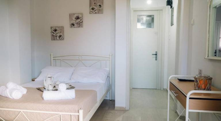 Holiday apartment with patio & garden — photo 2