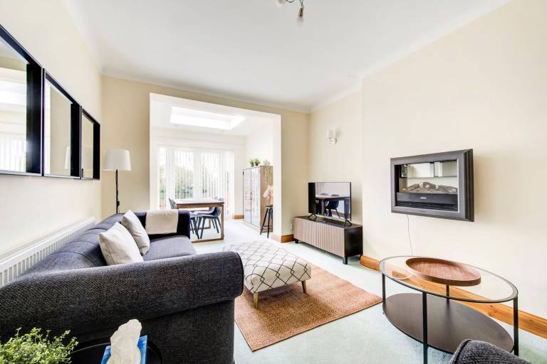 LDN Whitton C1 in London