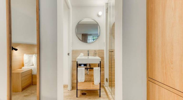 Serviced apartment with yard & terrace — photo 3