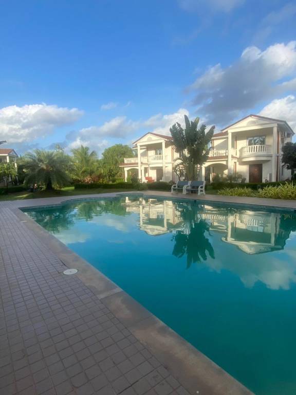 Apartment with pool & yard — photo 3