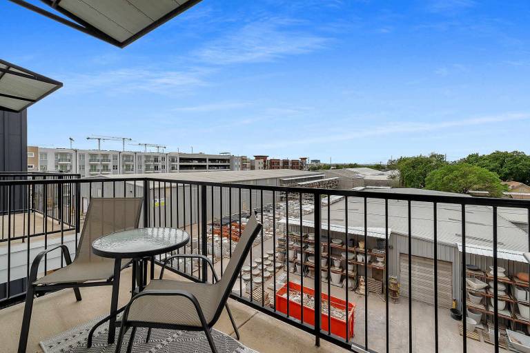 Rental apartment with pool in Dallas, TX