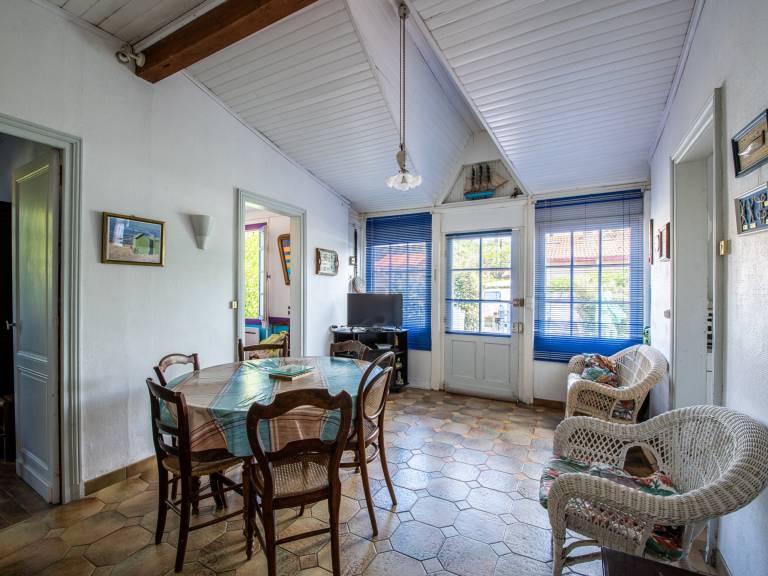 Beach House, Sleeps 6, Close to Ocean, Enclosed Yard, Parking, Pet Friendly — photo 3