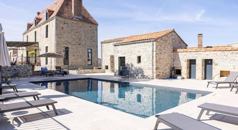 House with pool, yard & hot tub — photo 4