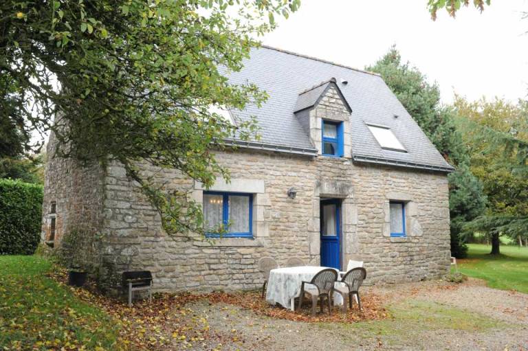 Gite with barbeque & yard — photo 2