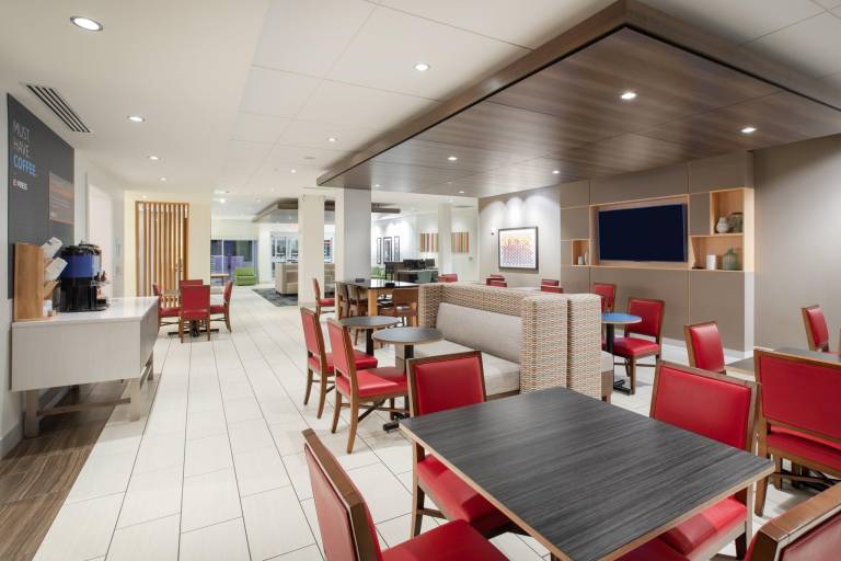 Holiday Inn Express & Suites Great Bend By IHG — photo 5