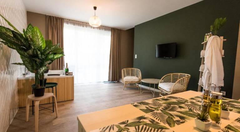 Pleasant rental apartment with terrace, yard & jacuzzi | Dogs allowed — photo 2