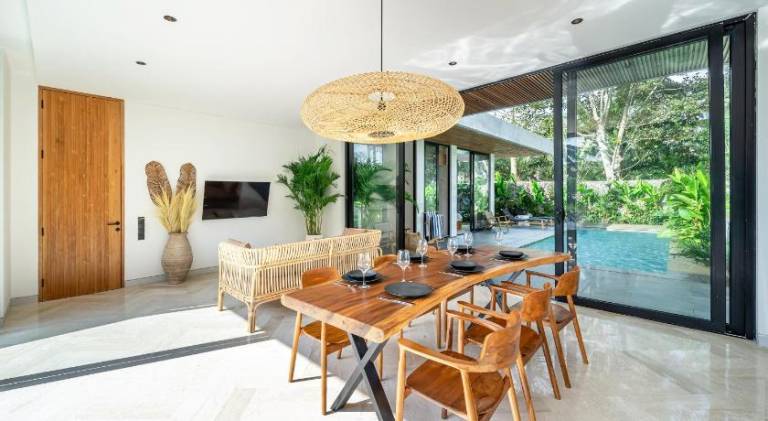 Villa with pool — photo 4