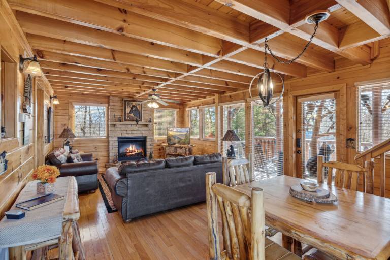 Cabin with barbeque, jacuzzi & pool | Mountain view — photo 2