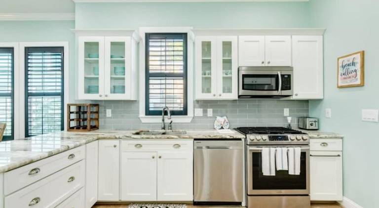Coral Cottage - Enjoy the Posh Life! Heated Pool, Spa, Fireplace! — photo 5