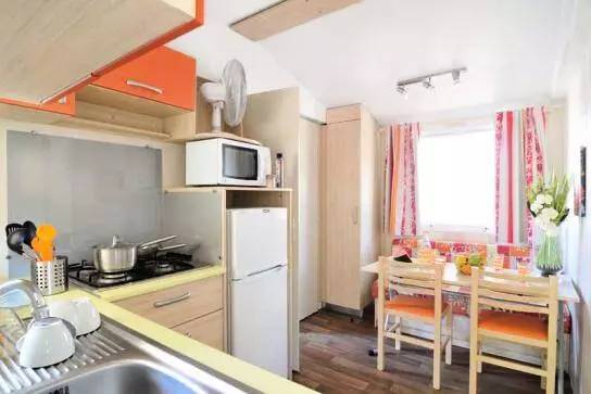 Camping La Baie des Anges - Mobile home Comfort 2 bdr. 4 pers. Covered Decking A/C — photo 5