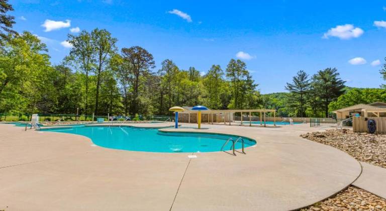Vacation home with hot tub & pool — photo 3