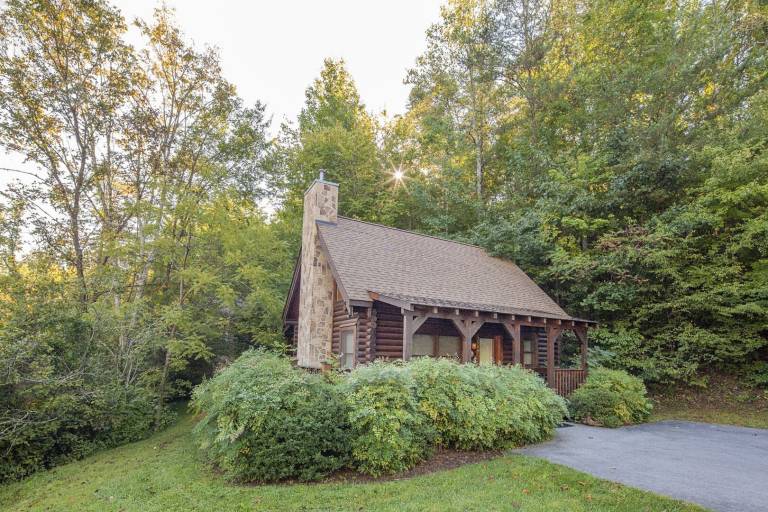 Cabin with private pool in Pigeon Forge, TN