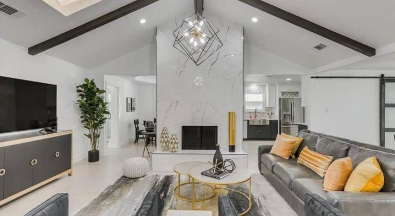 Modern and Spacious Dallas Getaway w Private POOL — photo 3