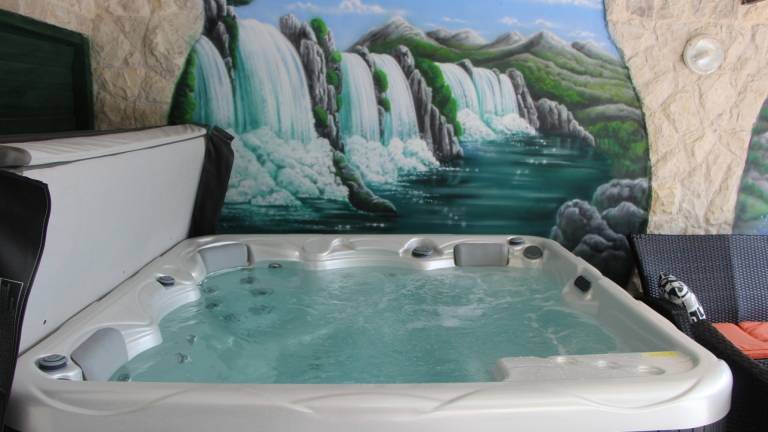 Fully equipped villa with hot tub, grill & private pool | Pets allowed — photo 2