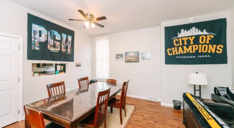 Pittsburgh's Sports Suite- FREE driveway Parking — photo 4