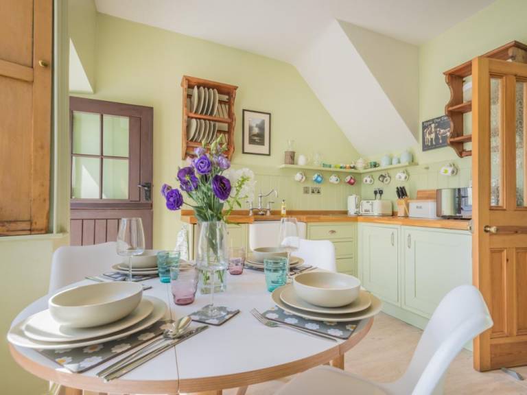 Fully equipped beautiful cottage with yard | Dogs allowed — photo 3