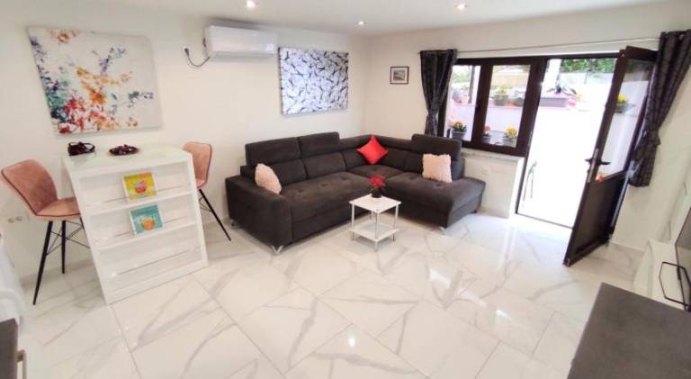 Lovely holiday apartment with pool | Dogs allowed in Omisalj