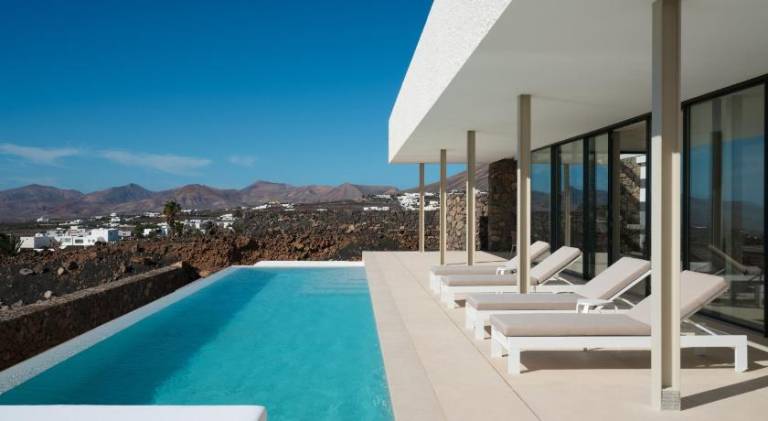 Villa with hot tub, private pool & yard | Good for workation in Tías