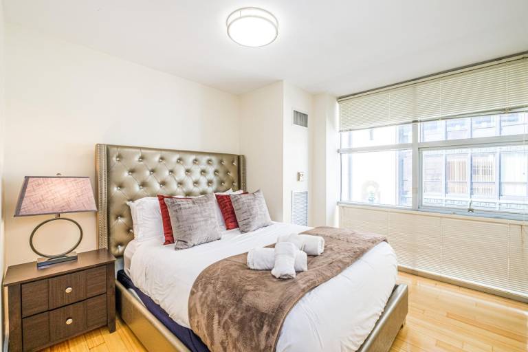 Luxury 2BR 100 Walkscore Theatre District Evonify