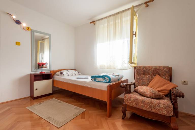 Holiday apartment with yard & patio | Garden view — photo 3
