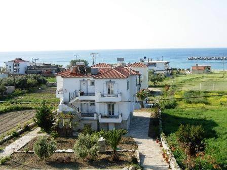 Rental apartment with yard & terrace | Pet-friendly in Samos
