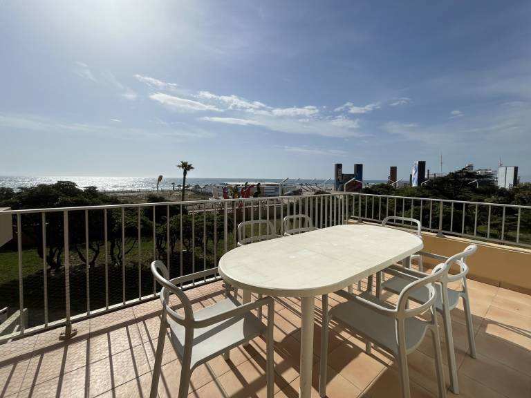 Beachfront Duplex T3, 5P, Terrace, Elevator, Parking, Pet-Friendly. Near Shops & Events. in Torreilles