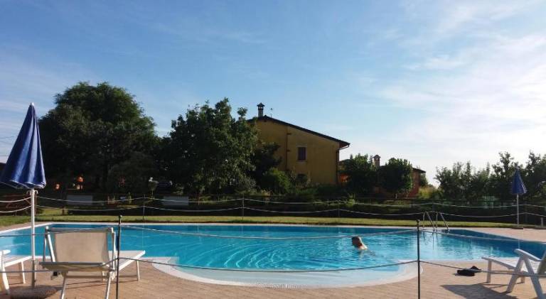 Children-friendly apartment with pool, barbeque & yard | Pets are welcome in Mantua