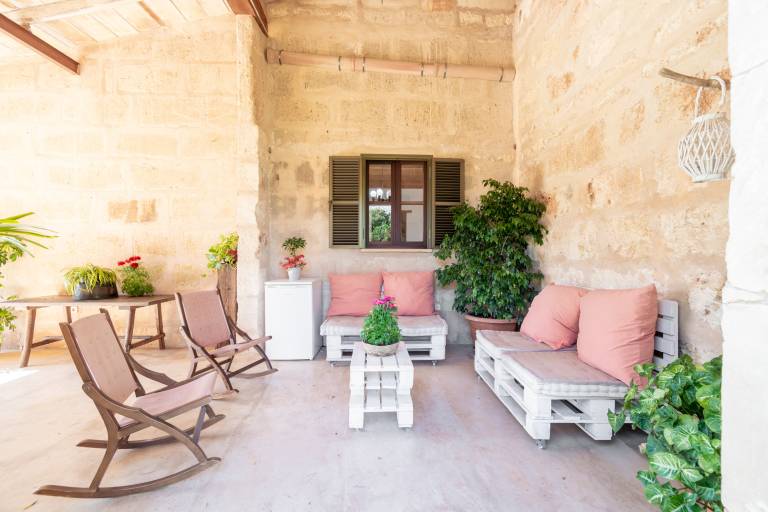 Family-oriented vacation home with pool, patio & barbecue | Garden view | Good for workation | Pets are welcome — photo 5