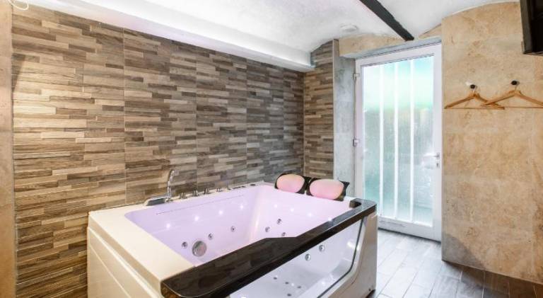 Zenora Loft Hot Tub & Arcade in Downtown — photo 3