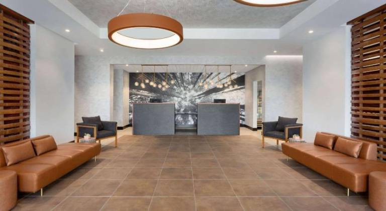 La Quinta Inn & Suites by Wyndham Santa Rosa Sonoma — photo 3