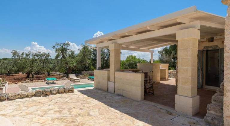 Villa with pool — photo 4